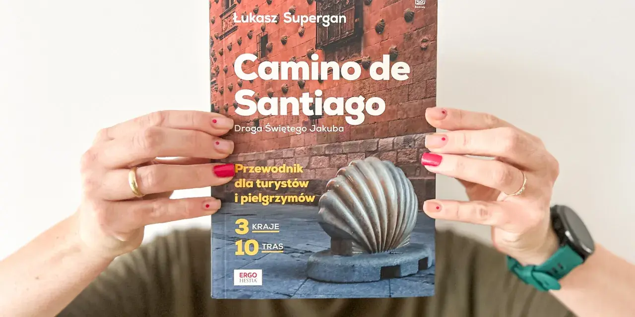 Okładka książki "Camino de Santiago" z symbolem muszli i informacją o 3 krajach i 10 trasach.