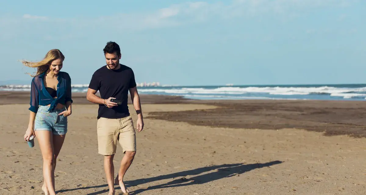 Para spacerem po plaży, zastanawiają się, ile km plażą z Łeby na wydmy.