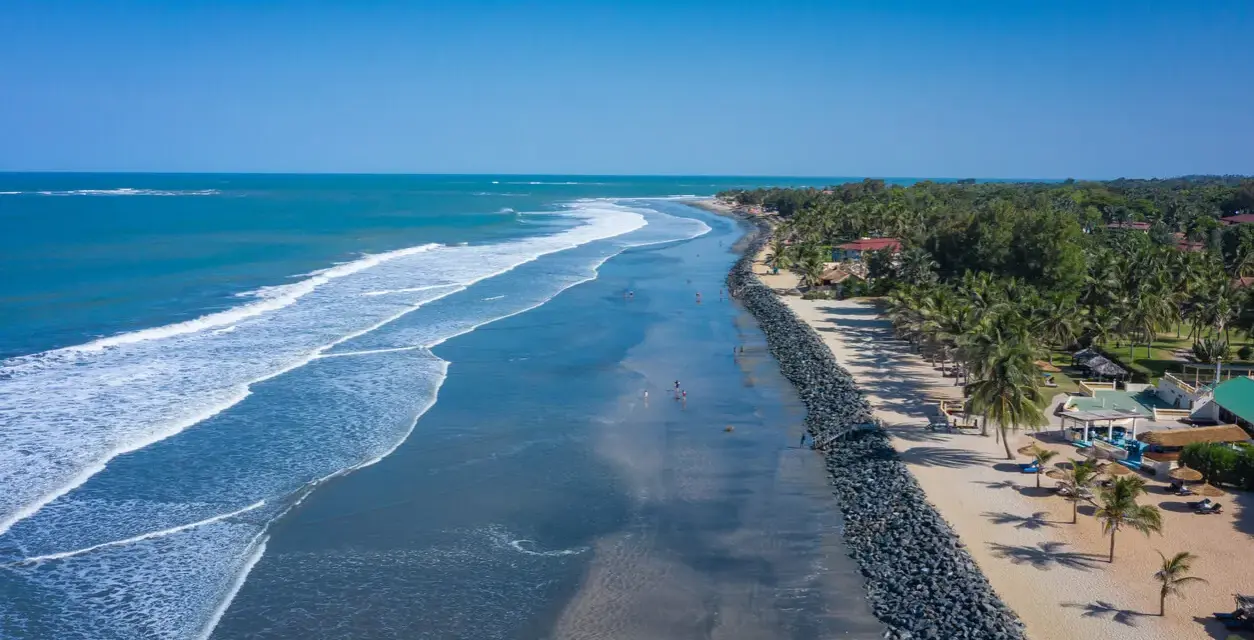 Piękna plaża w Gambii, idealna na wakacje. Kiedy jechać? Najlepiej w porze suchej, od listopada do maja, by cieszyć się słońcem i ciepłym oceanem.
