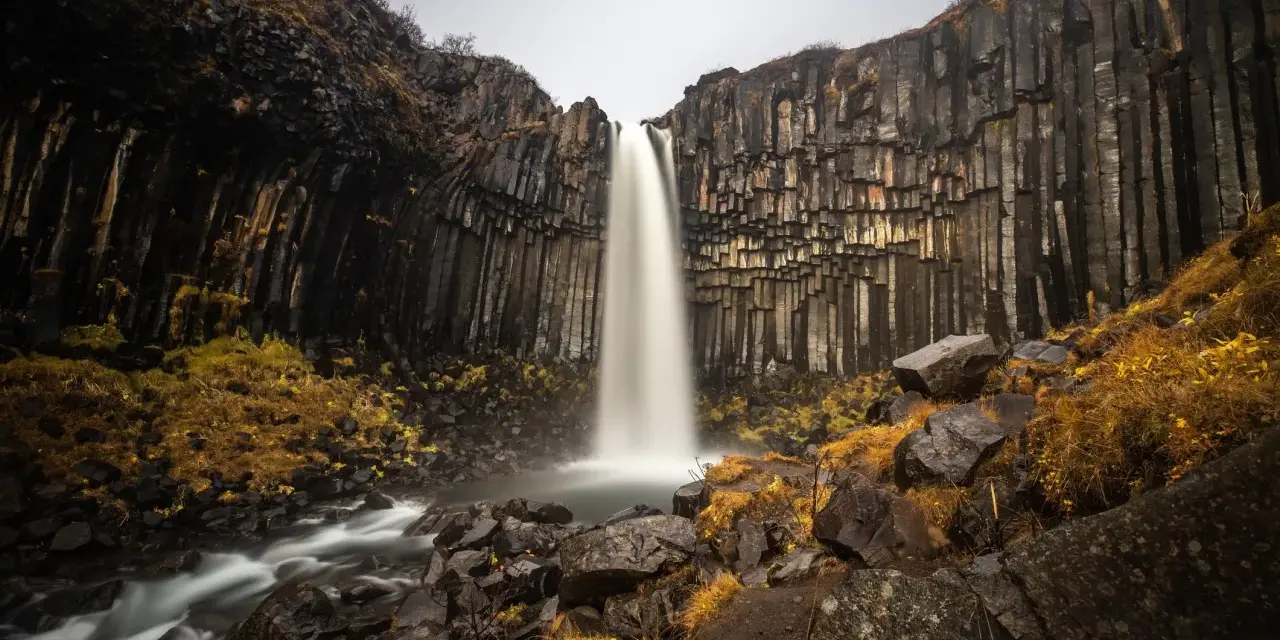 Wodospad Svartifoss, jeden z najpiękniejszych wodospadów świata, spływa kaskadą po bazaltowych kolumnach.