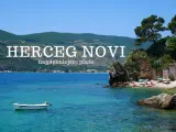 Herceg Novi, czarujące plaże w Zatoce Kotorskiej. Błękitna woda, kamieniste wybrzeże i zielone wzgórza tworzą idylliczny krajobraz.