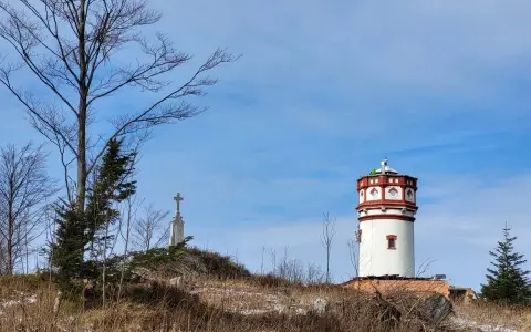 Wieża widokowa i krzyż na szczycie. Piękna trasa na Biskupią Kopę.
