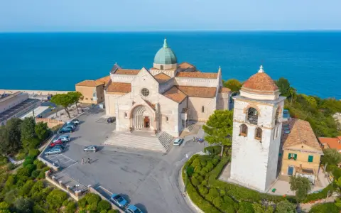 Katedra św. Cyriaka w Ankonie, z widokiem na morze. Czy warto odwiedzić Ankonę? Zdecydowanie tak!
