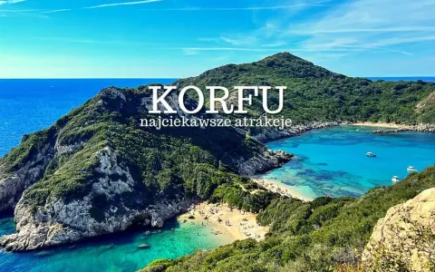Widok na zatokę z turkusową wodą i plażą. Czy Korfu warto odwiedzić? Tak, dla takich krajobrazów!