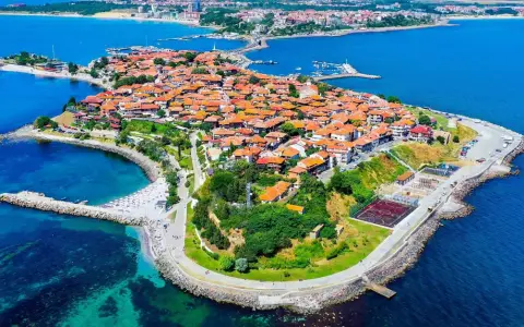 Z czego słynie Bułgaria? Z urokliwych, zabytkowych miasteczek jak Nesebyr, położonych nad Morzem Czarnym, z charakterystyczną architekturą i pomarańczowymi dachami.