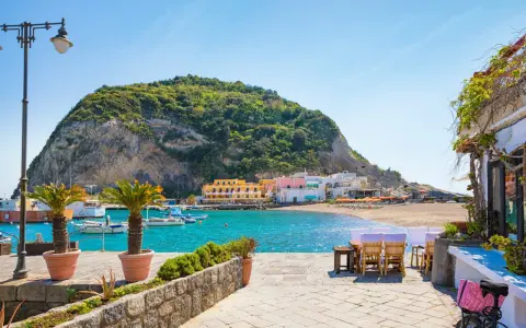 Kolorowa zatoka z łodziami, plażą i kolorowymi domkami. Idealne miejsce, by zobaczyć Ischię i poczuć śródziemnomorski klimat.