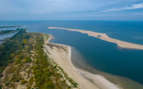 Piaszczysta mierzeja i zalesione wybrzeże tworzą malownicze, ciekawe miejsca nad morzem.