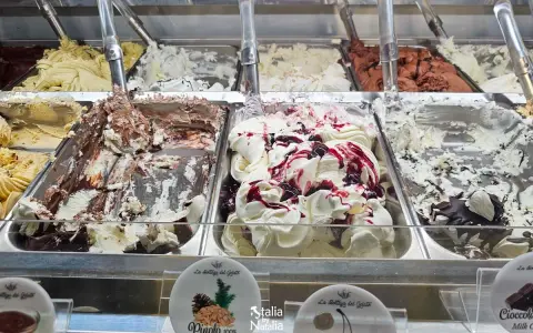 Pyszne lody w Pizie, gdzie zjeść? W tej lodziarni znajdziesz smaki: pinolo, amarena, czekolada i wiele innych.