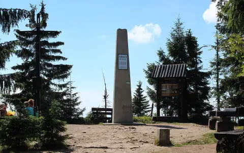 Na szczycie Turbacz, gdzie jest piękny widok, stoi pomnik i krzyż.
