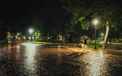 Spacer po mokrym bruku w Krakowie nocą, gdy pada. Idealny pomysł, co robić w Krakowie gdy pada.