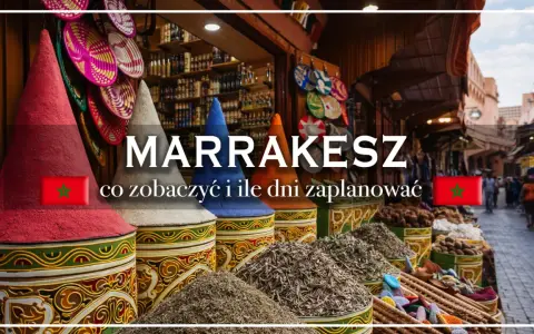 Kolorowe stożki przypraw i kosze z rękodziełem na targu w Marrakeszu. Co zobaczyć i ile dni zaplanować w tym magicznym mieście.