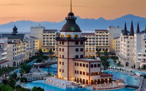 Luksusowy hotel z basenami i wieżą, gdzie all inclusive ultra to znaczy pełen relaks i wygoda.
