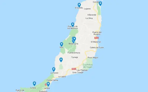 Mapa Fuerteventury z zaznaczonymi punktami turystycznymi i nazwami miejscowości.