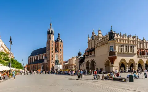 Spacer po Rynku Głównym w Krakowie, z Bazyliką Mariacką i Sukiennicami. Idealne miejsce na weekend w Krakowie.