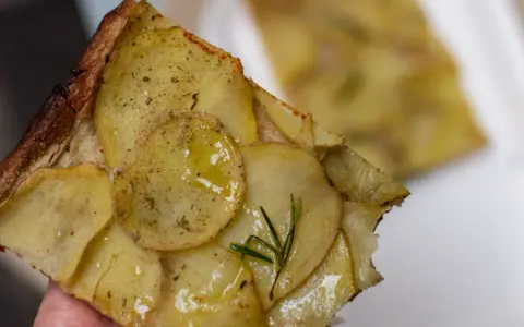 Pyszna pizza ziemniaczana z rozmarynem, idealna odpowiedź na pytanie co zjesc w Rzymie.