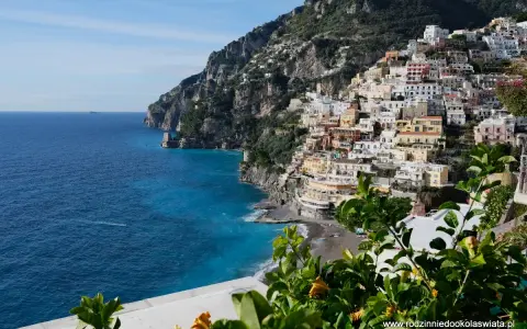 Positano, perła Wybrzeża Amalfi. Zobacz, jak kolorowe domy wspinają się po zboczu, a turkusowe morze lśni w słońcu.