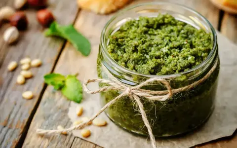 Słoik domowego pesto bazyliowego, idealny do makaronu. Przepis na to aromatyczne pesto jest prosty!