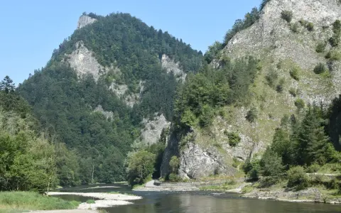 Rzeka Dunajec w Pieninach, otoczona stromymi, zalesionymi górami.