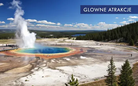 Wielobarwny gorący źródło z wyrzucającą parę wodą w **parku narodowym Yellowstone**. Turyści spacerują po drewnianych kładkach, podziwiając cuda natury.