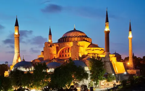 Hagia Sophia nocą, z minaretami oświetlonymi. Ciekawostki o tym zabytku budzą zachwyt.