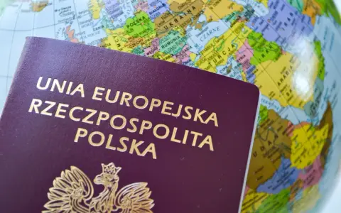 Paszport Rzeczypospolitej Polskiej na tle globu. Dowiedz się, ile jest ważny paszport tymczasowy i zaplanuj podróż.