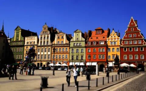 Kolorowe kamienice na wrocławskim Rynku, idealne na tanie atrakcje Wrocław.