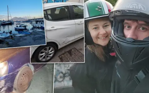 Uszkodzone samochody, para w kaskach i widok na port z łodziami.