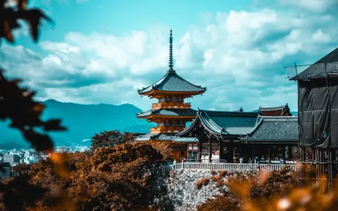 Piękna pagoda i tradycyjne budynki na tle błękitnego nieba. To miejsce pełne jest ciekawostek o Japonii, od architektury po historię.