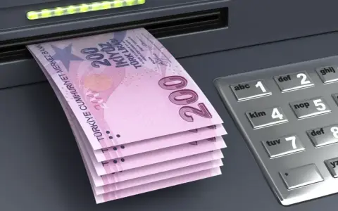 Stos banknotów po 200 lir tureckich wychodzi z bankomatu. Waluta w Turcji, liry, gotowa do odbioru.