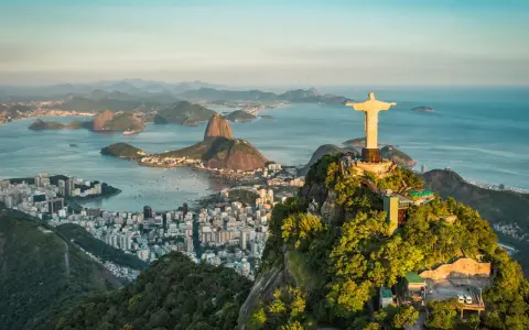 Majestatyczny pomnik Chrystusa Odkupiciela w Rio de Janeiro góruje nad miastem i zatoką.
