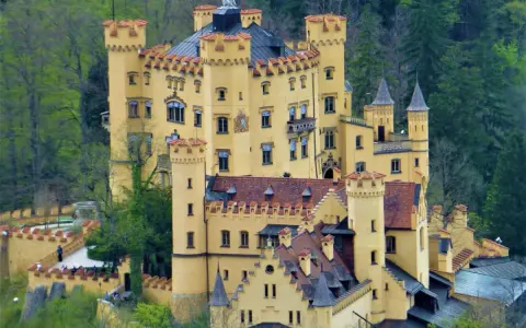 Zamek Hohenschwangau, gdzie dorastał Ludwik II, to bajkowa budowla. Zamek Neuschwanstein ciekawostki: inspiracja dla Disneya.