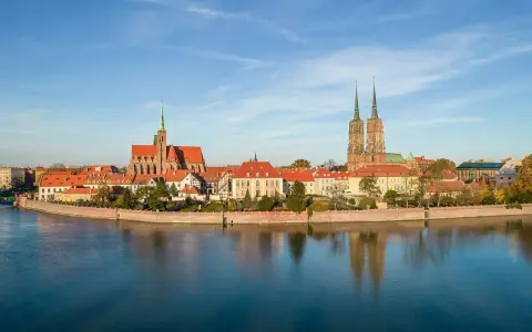 Wrocławskie Ostrów Tumski z katedrą i kościołem Marii Magdaleny, piękne wrocławskie ciekawe miejsca nad Odrą.