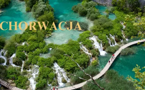 Widok na wodospady i turkusowe jeziora w Chorwacji z drewnianą kładką i ludźmi.
