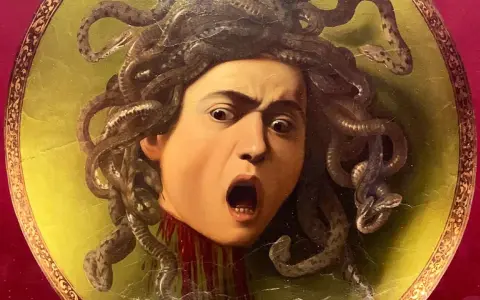 Medusa Caravaggia, jedno z największych dzieł Galerii Uffizi, z przerażeniem w oczach i wężami zamiast włosów.