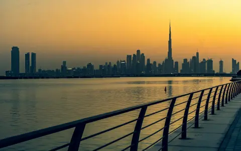 Zachód słońca nad Dubajem. Zjednoczone Emiraty Arabskie ciekawostki: najwyższy budynek świata, Burj Khalifa, góruje nad panoramą miasta.