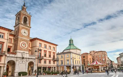 Rynek w Rimini z wieżą zegarową i karuzelą. Czy warto odwiedzić to urokliwe włoskie miasto?