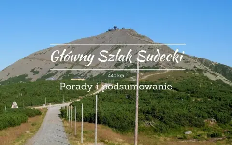Kamienista ścieżka prowadzi na szczyt góry z budynkiem obserwatorium.