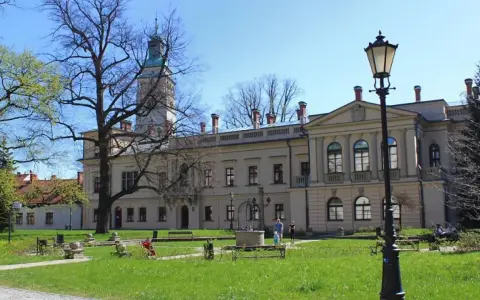 Zamek w Żywcu z wieżą, ogrodem i latarnią.