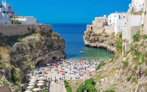 Piękna plaża w Polignano a Mare, idealne miejsce na odpoczynek po podróży z Bari.
