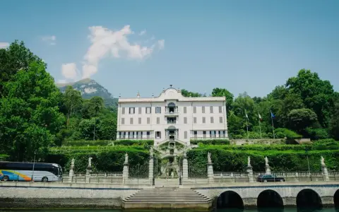 Willa Balbianello nad jeziorem Como, idealne miejsce, como co zobaczyć. Luksusowa rezydencja otoczona zielenią, z tarasami i schodami prowadzącymi do wody.