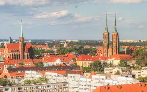 Panorama Wrocławia z katedrami i kamienicami. Idealne miejsce, by zobaczyć wrocław co zobaczyć w 1 dzień.