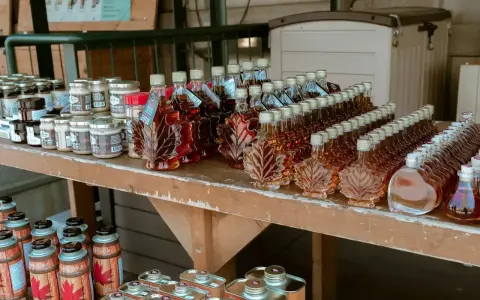 Kanada słynie z syropu klonowego, prezentowanego w butelkach w kształcie liści klonu i beczek.