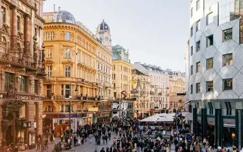 Tętniąca życiem ulica Wiednia, z której słynie z pięknej architektury i tętniącego życiem centrum.