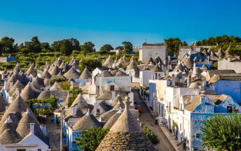 Alberobello co zobaczyć: malownicze białe domki z kamiennymi stożkowymi dachami, tworzące unikalny krajobraz Apulii.