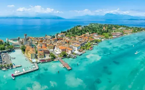 Malownicze miasteczko we Włoszech nad turkusowym jeziorem, idealne miejsce, gdzie do Włoch nad morze? To Sirmione!