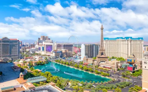 Widok na Las Vegas z Wieżą Eiffla, fontannami i diabelskim młynem. Niezliczone las vegas atrakcje czekają!