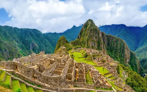 Machu Picchu, jeden z 7 cudów świata, majestatycznie wznosi się wśród zielonych Andów.