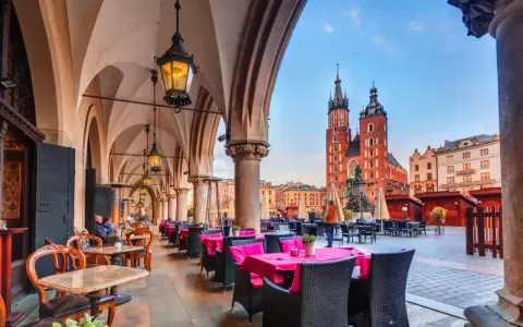 Klimatyczne restauracje Kraków Kazimierz zapraszają pod arkadami, z widokiem na Rynek Główny i Kościół Mariacki.