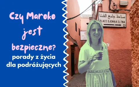 Kobieta w okularach przeciwsłonecznych stoi na tle uliczki w Maroku z napisem "Place Djemaa El Fna".