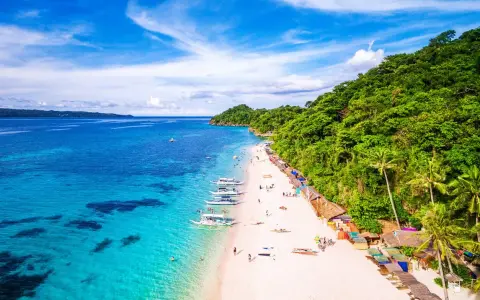 Rajska plaża na Filipinach, turkusowa woda, biały piasek i bujna zieleń. Nawet podczas pory deszczowej Filipiny zachwycają!